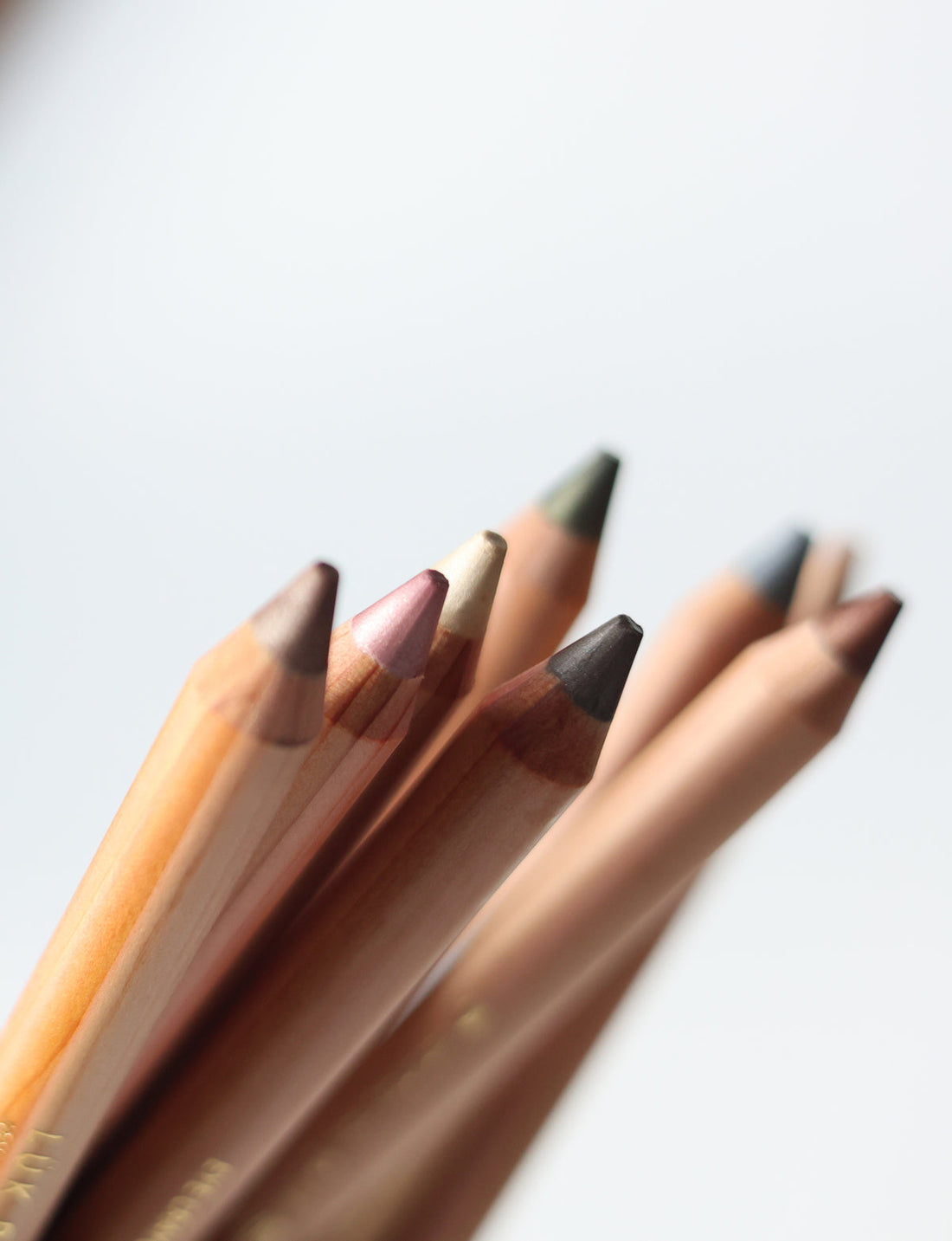 Close-up of Lük Beautifood Luminous Eye Crayon shimmer tips