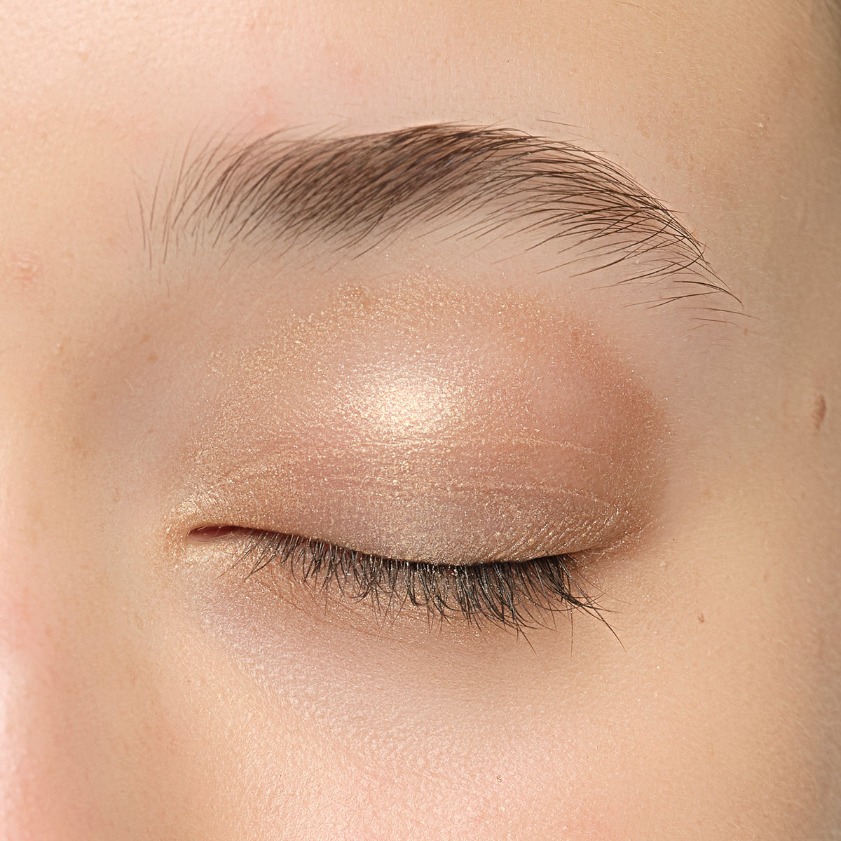 Lük Beautifood Luminous Eye Crayon in Champagne — Champagne swept across the eyelid as a shimmer eyeshadow