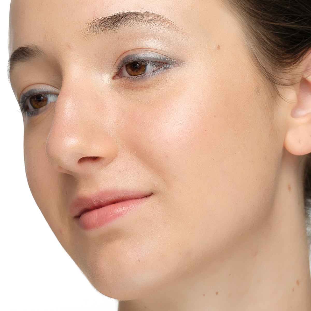 Lük Beautifood Luminous Eye Crayon in Smoke — Close-up of a model wearing Smoke for a soft smoky eye