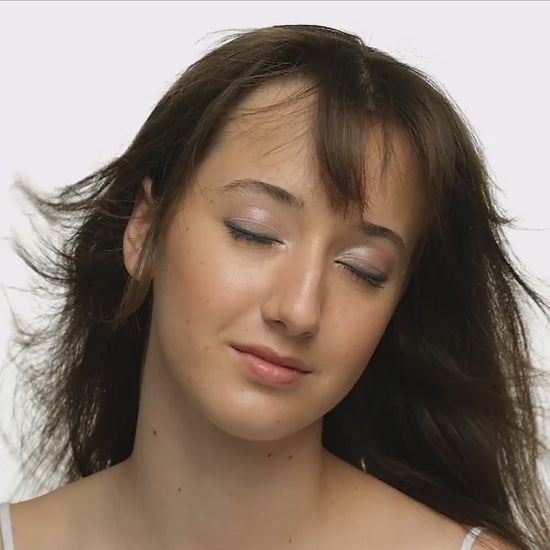Video: how to apply Lük Beautifood Luminous Eye Crayon in Smoke