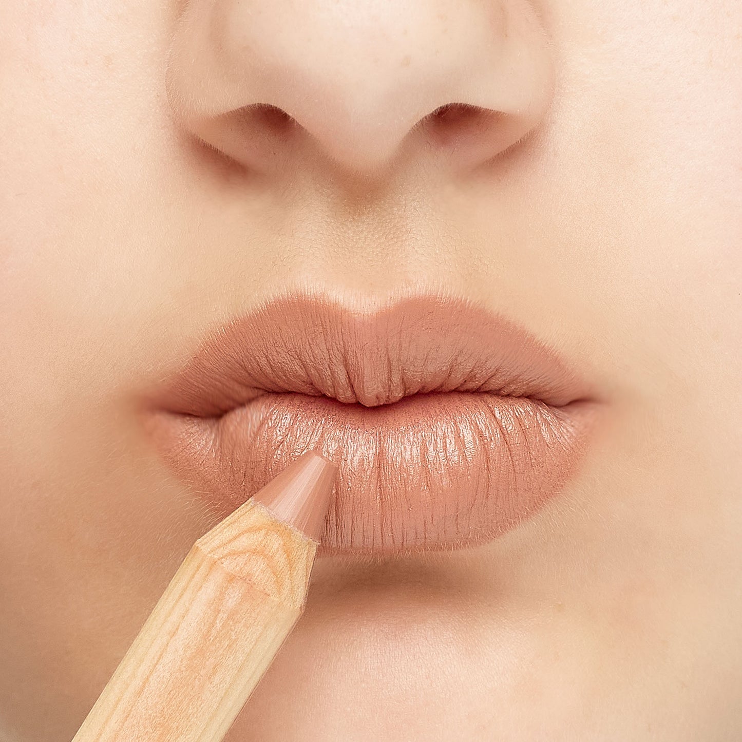 Luk beautifood Lipstick crayon honey peach on lips 